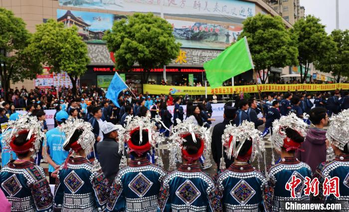 湘鄂龙凤双城马拉松赛事充满民族特色 董晓斌 摄