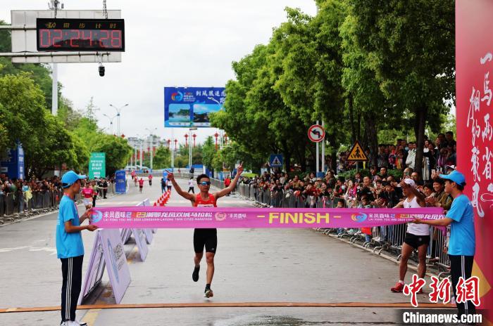 马拉松男子组项目冠军由彭建华夺得 董晓斌 摄