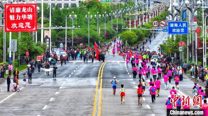 2023湘鄂龙凤双城马拉松“跨省”开跑 周星亮 摄