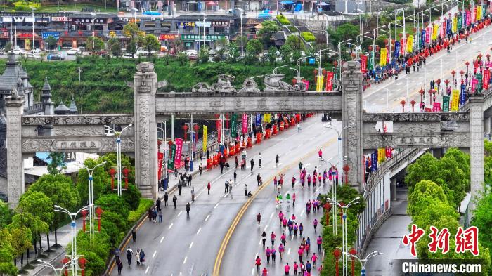 马拉松选手在比赛中经过湘鄂情大桥 周星亮 摄