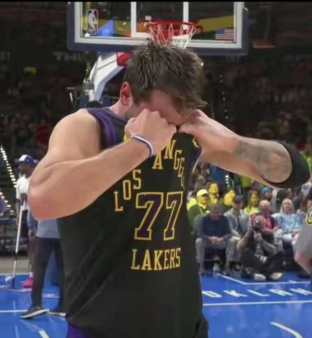 湖人惨败雷霆东契奇重伤冲击季后赛