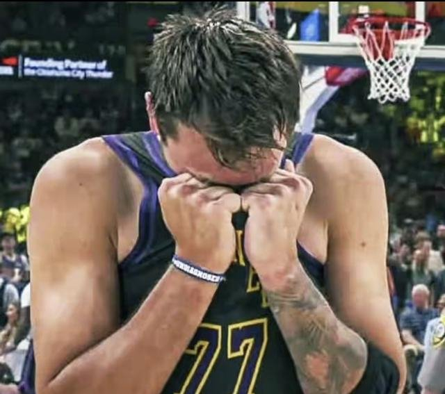 湖人惨败雷霆东契奇重伤冲击季后赛