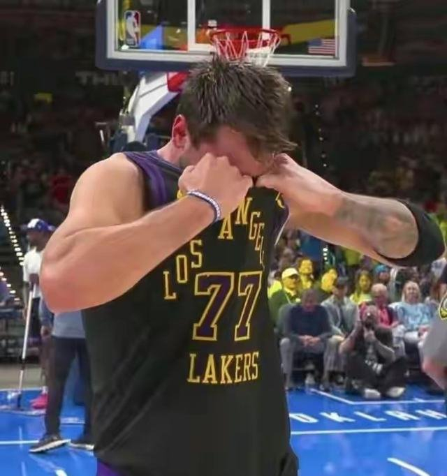 湖人惨败雷霆东契奇重伤冲击季后赛