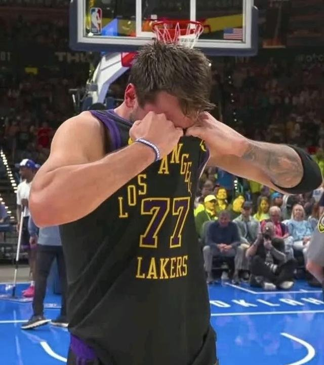 湖人惨败雷霆东契奇重伤冲击季后赛