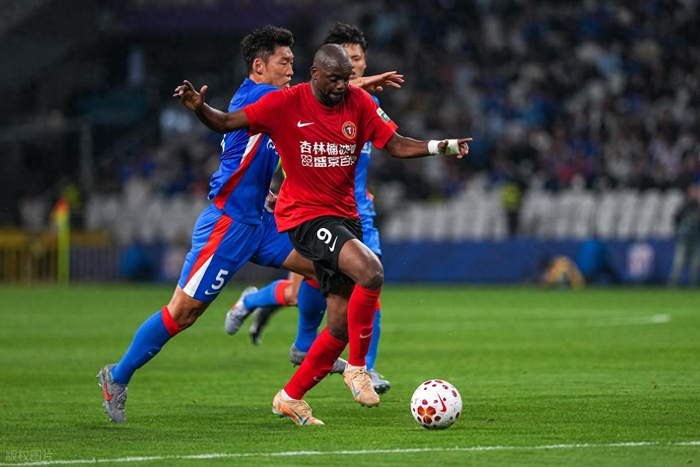 辽宁铁人半场0-3落后 姆本扎6次射门仅1次击中目