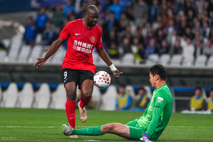 辽宁铁人半场0-3落后 姆本扎6次射门仅1次击中目