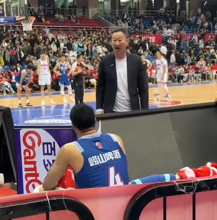 青岛主帅赛后怒斥韦瑟斯庞 球队惨败广东引争议