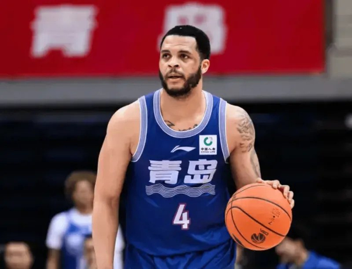 青岛主帅赛后怒斥韦瑟斯庞 球队惨败广东引争议